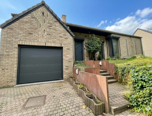 Villa met 3 slaapkamers, 1 kantoor, binnenzwembad en tuin.