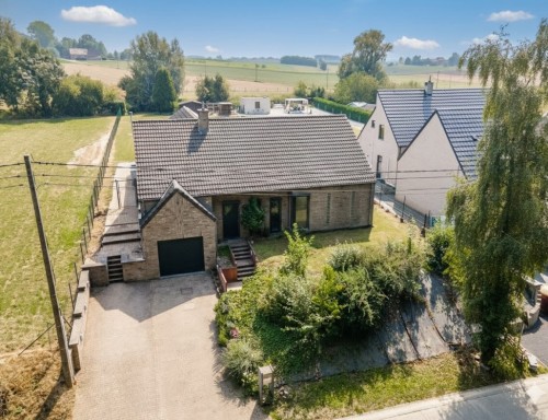 Villa 3 ch 1 bur avec piscine intérieure et jardin.