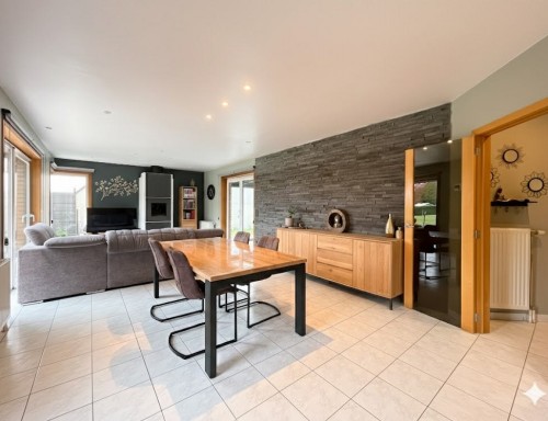 Villa 3 ch 1 bur avec piscine intérieure et jardin.